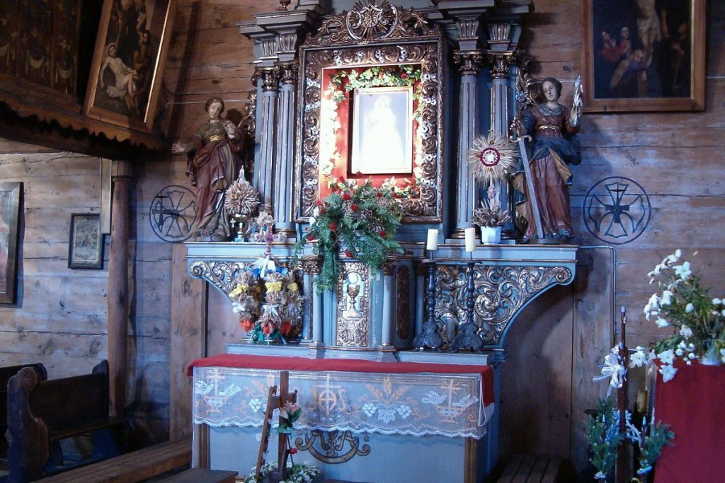 Drewniany kościółek w Miasteczku Śląskim &#8211; fotografie